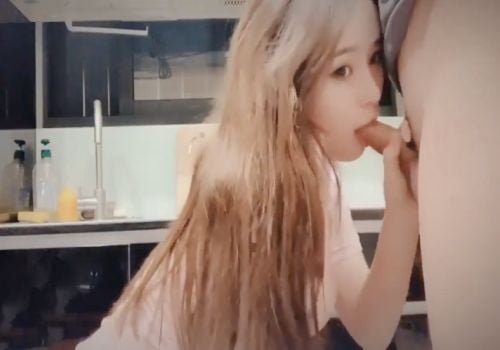 น้องสาวเปิดเผยความลับโดยไม่คาดคิดเมื่อพี่ชายของเธอจับเธอเป็นคนอ่อนไหวและสิ้นสุด