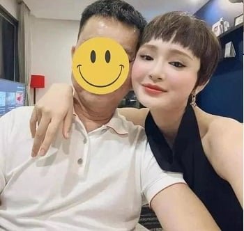 สาวมีเพศสัมพันธ์กับหน้าอกขนาดใหญ่ยั่วยวน