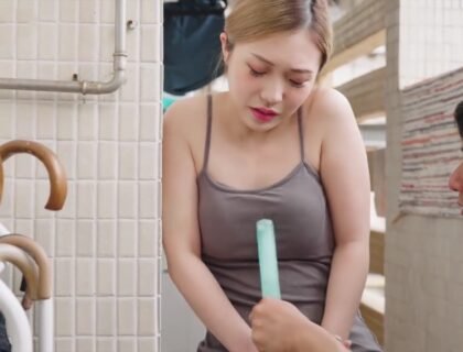 นักเรียนหญิงเข้ามาในห้องเรียนด้วยอารมณ์หนักเพราะดวงตาสีเข้มจากแฟน